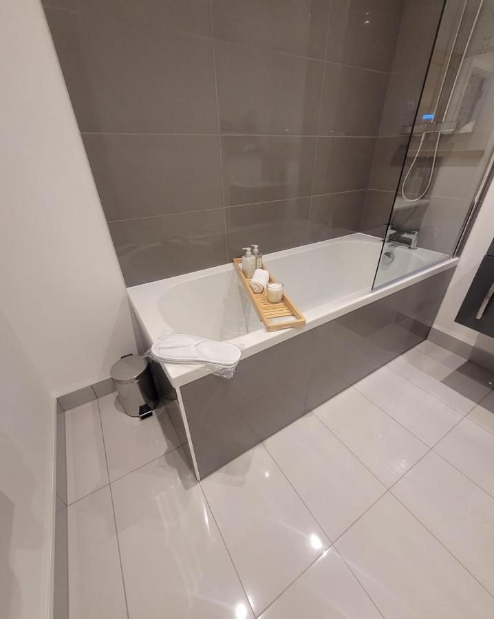 Luxury 1 Bed Apartment In The Heart Of Rochester Wainscot Zewnętrze zdjęcie